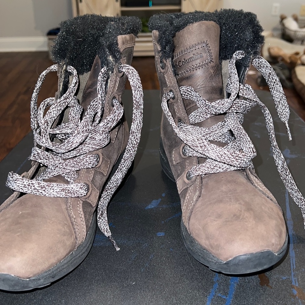 Columbia great condition women 6 boot